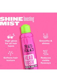 Różowa butelka mgiełki Pink Bed Head Head Rush shine mist z zieloną nakrętką, podkreślająca wysoki połysk, zmiękcza włosy, wygładza blask i redukuje puszenie na różowym tle.