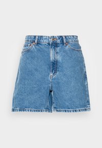 Shorts in denim blu alti in vita, con bottone anteriore e zip, due tasche anteriori e cuciture a vista su uno sfondo bianco.