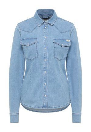 Lichtblauw denim overhemd met lange mouwen, drukknoopsluiting, puntkraag, twee voorzakken met kleppen en een gebogen zoom.