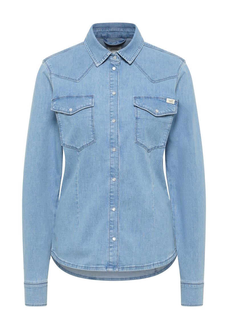 Camicia in denim azzurro chiaro a maniche lunghe con bottoni a pressione, colletto a punta, due tasche sul petto anteriori con patta e orlo curvo.