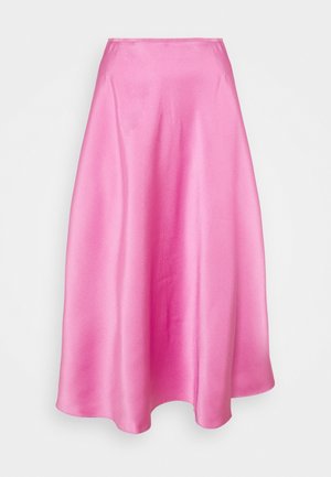 Jupe midi en satin rose avec une silhouette trapèze et une texture lisse sur fond blanc.