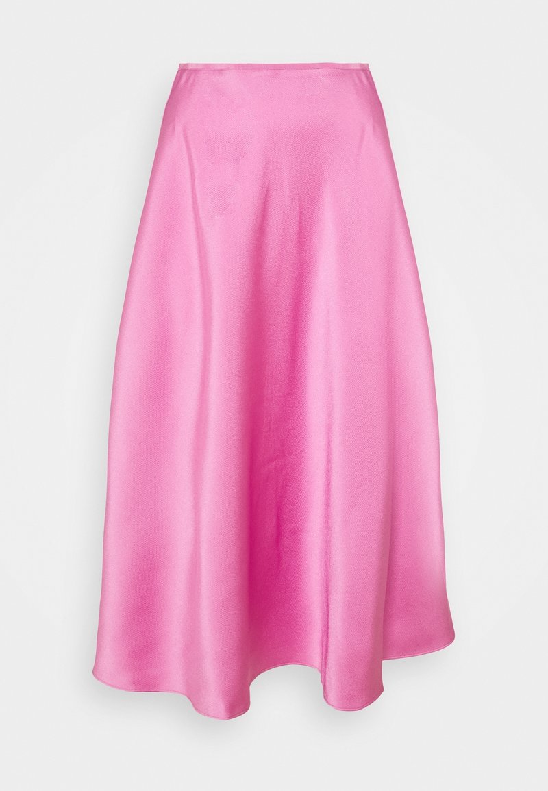 Jupe midi en satin rose avec une silhouette trapèze et une texture lisse sur fond blanc.