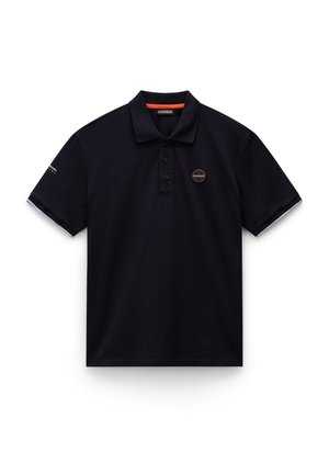 Svart polo-tröja med krage, tre knappar och en broderad logotyp på bröstet. Har kontrasterande kant vid ärmarna.