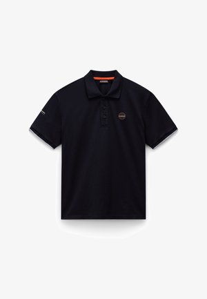 Svart polo-tröja med krage, tre knappar och en broderad logotyp på bröstet. Har kontrasterande kant vid ärmarna.