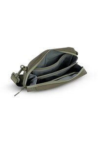 Borsa a tracolla verde in tessuto con due scomparti, chiusura con zip ed esterno testurizzato. Foderata con tessuto grigio chiaro. Inclusa tracolla regolabile.