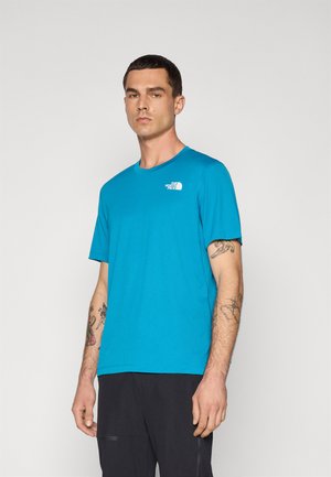 T-shirt turchese a maniche corte in un tessuto leggero. Presenta un colletto a girocollo e un piccolo logo bianco sul lato sinistro del petto.