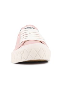 Różowe płócienne sneakersy z białymi sznurówkami, teksturowana gumowa podeszwa oraz kontrastowe logo na języku i boku. Okrągły kształt czubka.