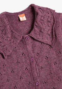 Lila gestrickte Babyjacke mit Spitzenmuster, drei lila Knöpfen auf der Vorderseite und einem umgeschlagenen Kragen, Größe 12-18 Monate.