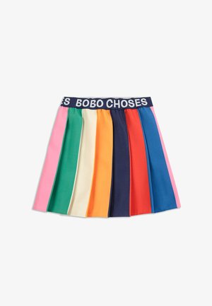 Faltenrock mit einer Mischung aus Farben: Pink, Grün, Weiß, Orange, Marineblau, Rot und Blau. Elastischer Bund mit "BOBO CHOSES"-Logo.