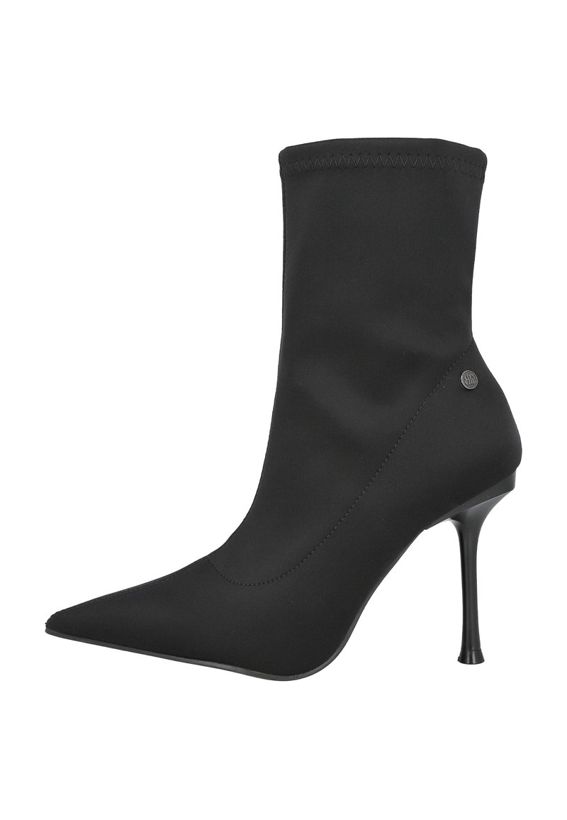 Botín negro de tobillo hecho de tela suave, con punta afilada, tacón de aguja alto y parte superior elástica con costuras decorativas.