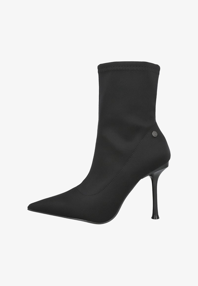 Botín negro de tobillo hecho de tela suave, con punta afilada, tacón de aguja alto y parte superior elástica con costuras decorativas.