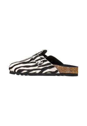 Zoccolo slip-on con tomaia a stampa zebra bianca e nera, cinturino regolabile con bottone in metallo, soletta in sughero e suola in gomma nera.
