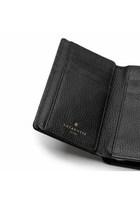 Billetera de cuero negro con acabado texturizado. Cuenta con múltiples ranuras para tarjetas y un logo dorado, exhibiendo un diseño minimalista.