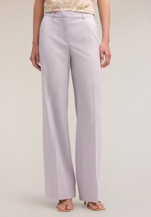 Pantaloni larghi in lavanda, vestibilità sartoriale con pieghe frontali, realizzati in tessuto morbido. Leggera lucentezza, passanti per cintura e dettagli delle tasche.
