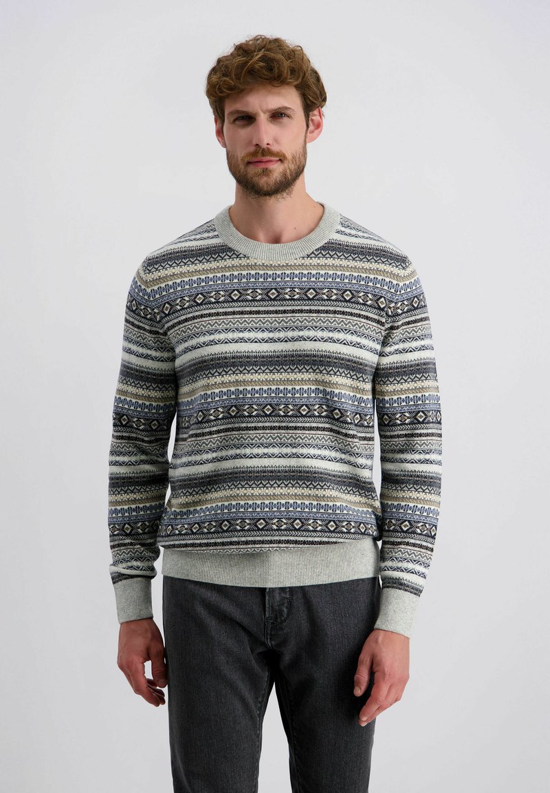Gebreid sweater met een patroon in blauw, grijs en crème. Rond de halslijn en geribbelde manchetten, gemaakt van een zachte wolmix.