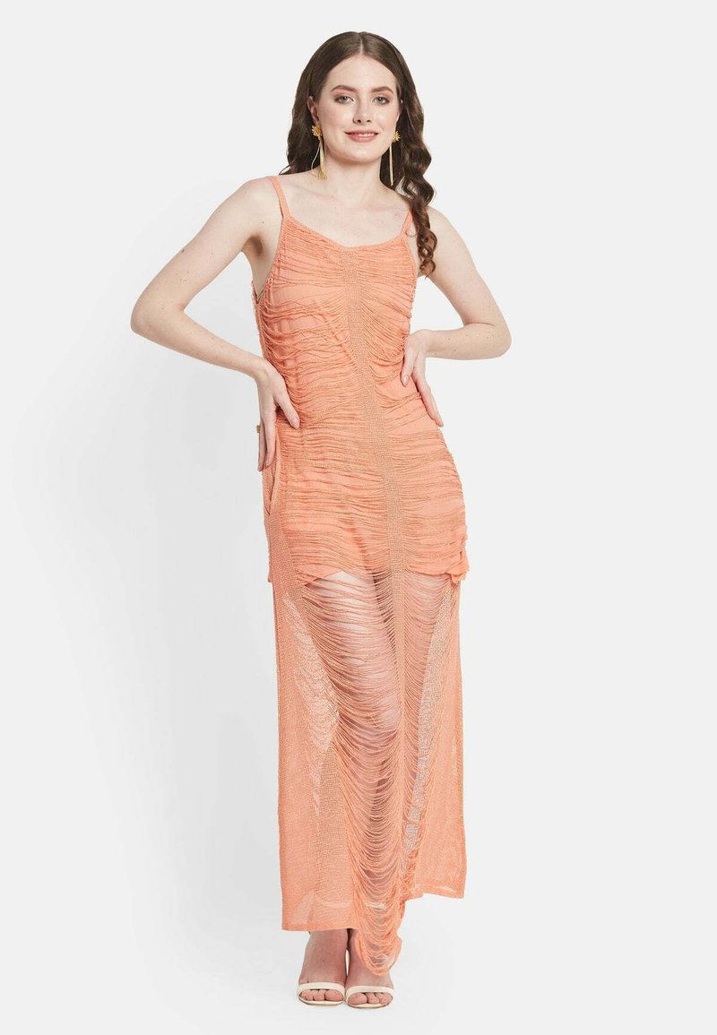 Pfirsichfarbene, dehnbare Maxikleid mit gerafftem Textur, Spaghetti-Trägern und transparenter Überlage. Offene Seitenpaneele schaffen eine fließende Silhouette.