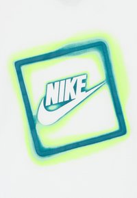 Logo Nike v tyrkysovej farbe s bielym znakom swoosh, obklopený zeleným obdĺžnikovým rámom na bielom pozadí. Jemná, hladká textúra.
