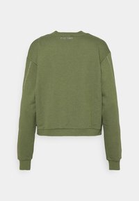 Sweatshirt court vert olive à manches longues, avec des poignets côtelés et un col rond ; présente la broderie "EST 1981" au niveau de l'encolure arrière.
