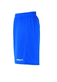 Shorts de sport bleu, en matériau léger, avec une taille élastique et un logo blanc à l'ourlet. Design simple, sans motifs.