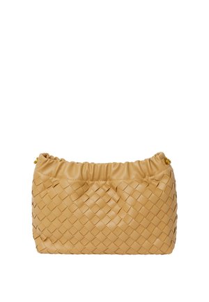 Sac en cuir tissé couleur tan avec un haut froncé, présentant une texture lisse et des accents en matériel doré. Forme rectangulaire compacte.