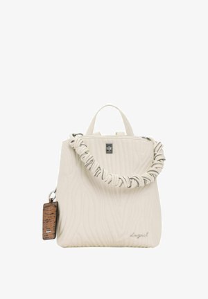 Borsa a tracolla trapuntata color crema con cinghia arricciata, chiusura argento, piccolo manico superiore e etichetta marrone attaccata di lato.