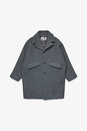 Cappotto grigio in lana con una vestibilità rilassata, colletto a revers, due tasche anteriori e tre bottoni di chiusura. Interno foderato con un tessuto morbido.