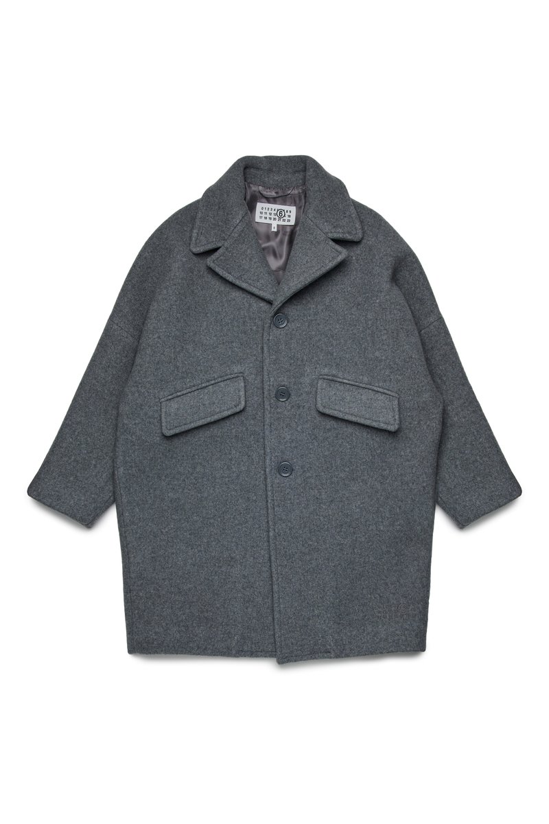 Szary wełniany płaszcz z luźnym krojem, kołnierzem typu notch, dwoma przednimi kieszeniami i trzema zapięciami na guziki. Wnętrze podszewkowane gładką tkaniną.