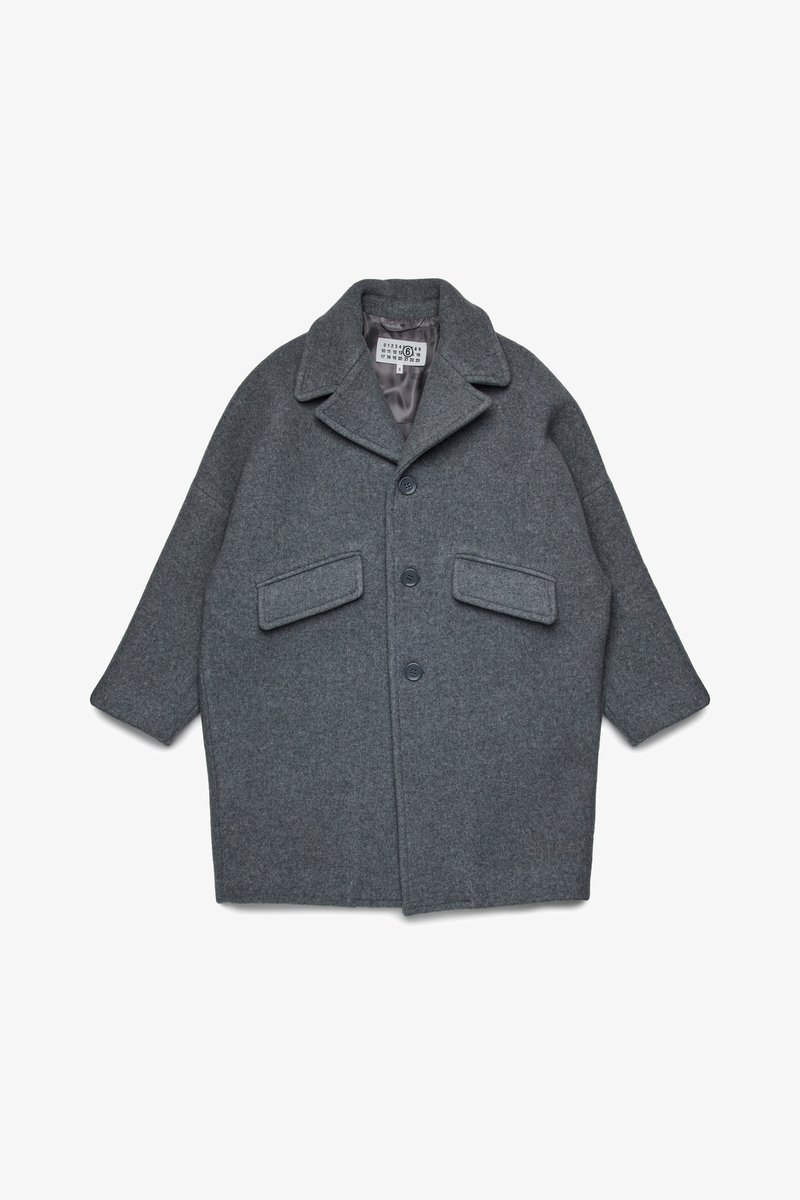 Szary wełniany płaszcz z luźnym krojem, kołnierzem typu notch, dwoma przednimi kieszeniami i trzema zapięciami na guziki. Wnętrze podszewkowane gładką tkaniną.
