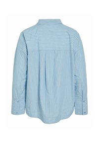 Chemise à manches longues bleu clair avec fines rayures verticales, poignets à boutons et détail plissé au dos.