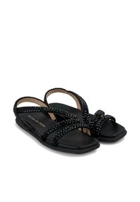 Zwarte sandalen met meerdere ge maximiseerde banden, vierkante neus, platte zool en een gestructureerde voetbed, met een merkl logo op de binnenzool.