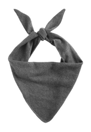 Zachte grijze driehoekige sjaal, bovenaan in een knoop gebonden, gemaakt van gebreide stof met een licht pluizige textuur.
