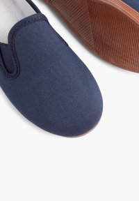 Scarpe slip-on navy realizzate in tessuto a coste, con punta arrotondata e suola in gomma testurizzata caratterizzata da scanalature diagonali per una migliore aderenza.