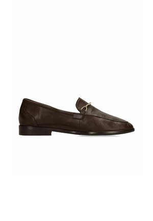 Donkerbruine leren loafer met lage hak, decoratief metalen bitje op het bovenwerk en een gladde afgeronde neus.