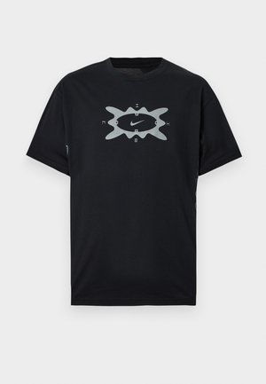 Musta puuvillainen t-paita, jossa keskellä hopeinen Nike-logo ja abstrakti kuvio. Lyhyet hihat, pyöreä kaula-aukko, rento istuvuus.