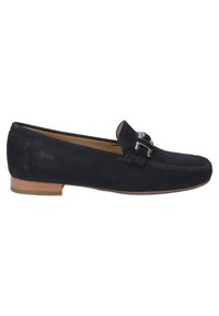 Marineblau suede Slipper mit strukturiertem Stich, silberner Hardware-Akzent und einer niedrigen braunen Sohle. Merkmale sind eine runde Zehenform und ein Slip-On-Design.