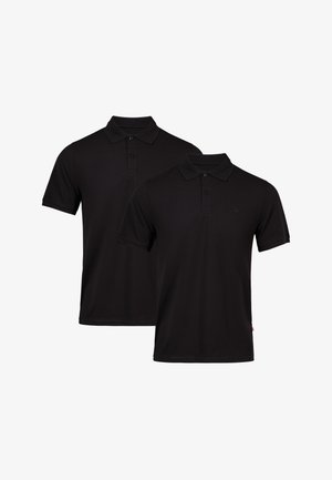 T-shirts polo noirs en tissu lisse. Dotés d'un col, de trois boutons et d'un petit logo sur la poitrine. Disponibles en pack de deux.