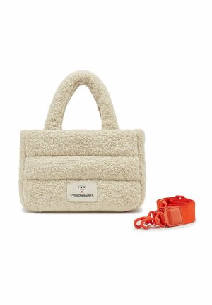 Borsa a tracolla beige in peluche con due manici arrotondati, caratterizzata da un design testurizzato. Include una tracolla arancione regolabile e un'etichetta con logo sul frontale.