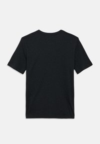 Must nööpidega lühikeste varrukatega t-särk, millel on peen täpiline tekstuur. Ümmargune kaelus, regulaarne istuvus ja seljal puuduvad nähtavad kaubamärgi või disaini detailid.