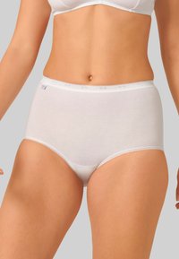 Mutande alte bianche in cotone con un delicato bordino in pizzo. Tessuto morbido e liscio; design minimalista con un sottile marchio sull'elastico.