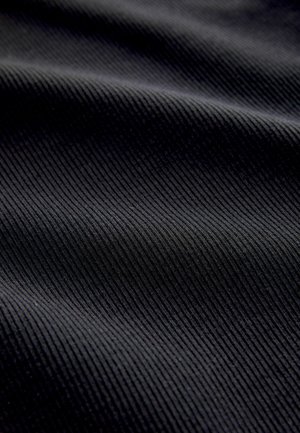 Schwarzer, gerippter Stoff mit glatter Textur, der durch die Rippung parallele Linien aufweist. Das Material wirkt weich und flexibel.