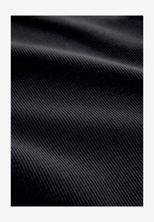 Musthave ribblikangas, millel on sile tekstuur, riba tõttu on nähtavad paralleelsed jooned. Materjal tundub pehme ja paindlik.