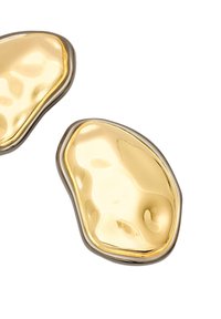 Goldfarbene abstrakte Ohrringe mit einer polierten, unebenen Oberfläche und einem silberfarbenen Rand. Das Design weist eine fließende, organische Form auf.