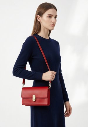 Bruno Magli, BRUNO MAGLI SHOULDER BAG - Sac à main - red
