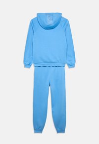 Μπλε φούτερ με κουκούλα και αντίστοιχο παντελόνι φόρμας από απαλό ύφασμα. Διαθέτουν ριμπ μανσέτες και λογότυπο στο πίσω μέρος της κουκούλας.