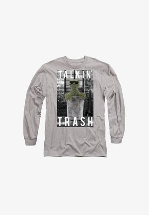Graues Langarm-T-Shirt mit einem grafischen Motiv eines grünen Charakters in einem Mülleimer mit Sonnenbrille und den Worten "TALKIN' TRASH" in fetten weißen Buchstaben.