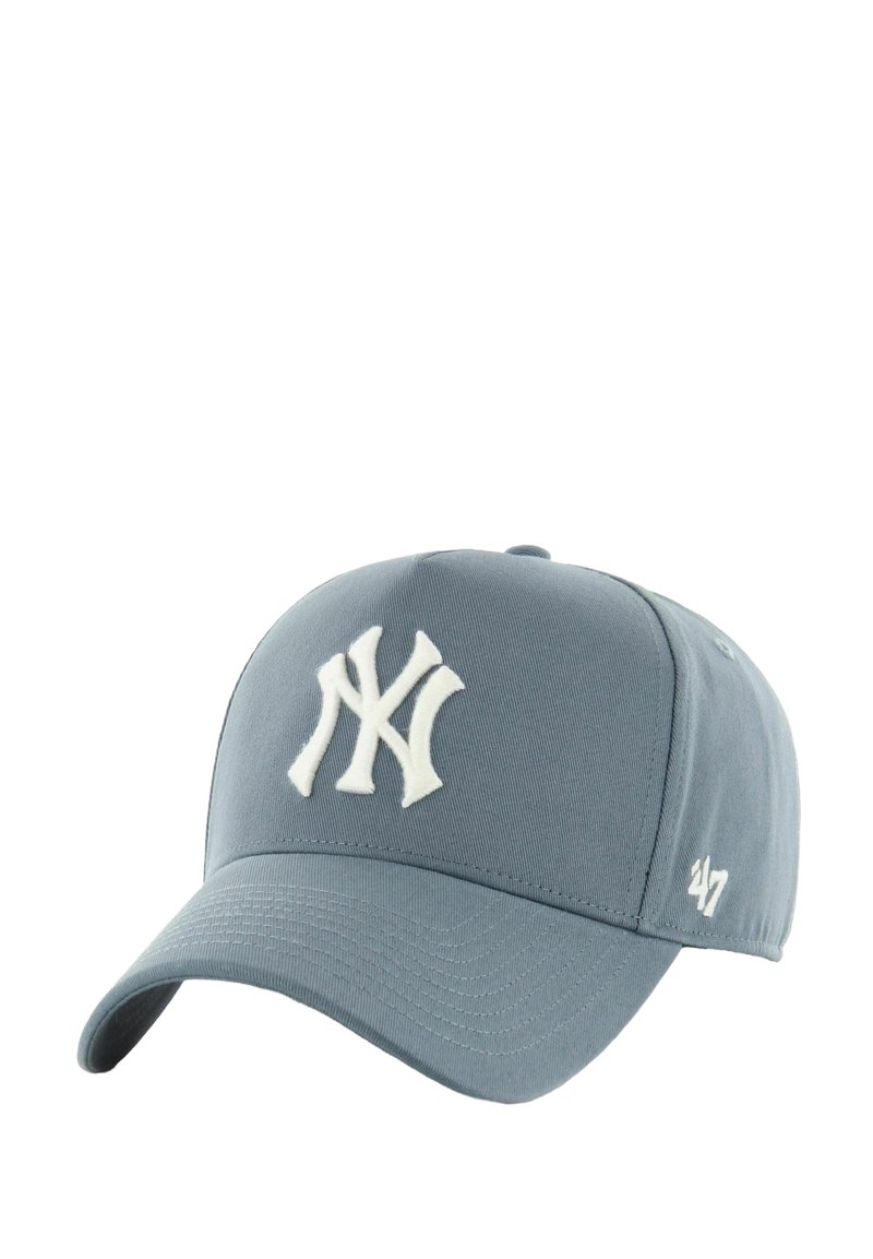 Graue Baseballmütze aus Stoff mit einem gebogenen Schirm. Hat ein weißes, gesticktes NY-Logo auf der Vorderseite und ein kleines Logo an der Seite.