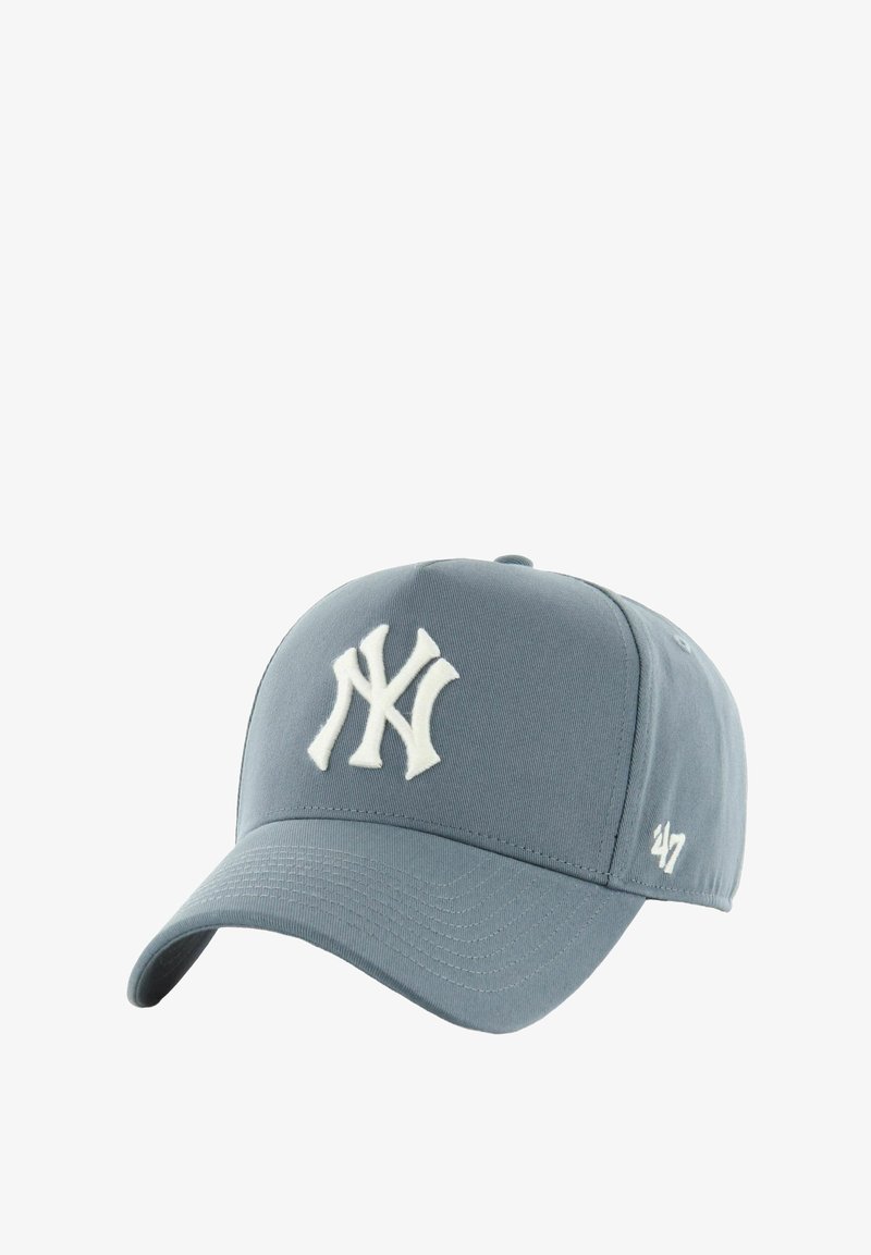Graue Baseballmütze aus Stoff mit einem gebogenen Schirm. Hat ein weißes, gesticktes NY-Logo auf der Vorderseite und ein kleines Logo an der Seite.
