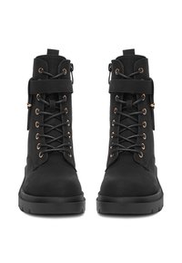 Černé šněrovací boty vyrobené z hladké kůže s kovovými očky a bočním zipem. Disponují pevnou gumovou podrážkou a polstrovaným límcem.