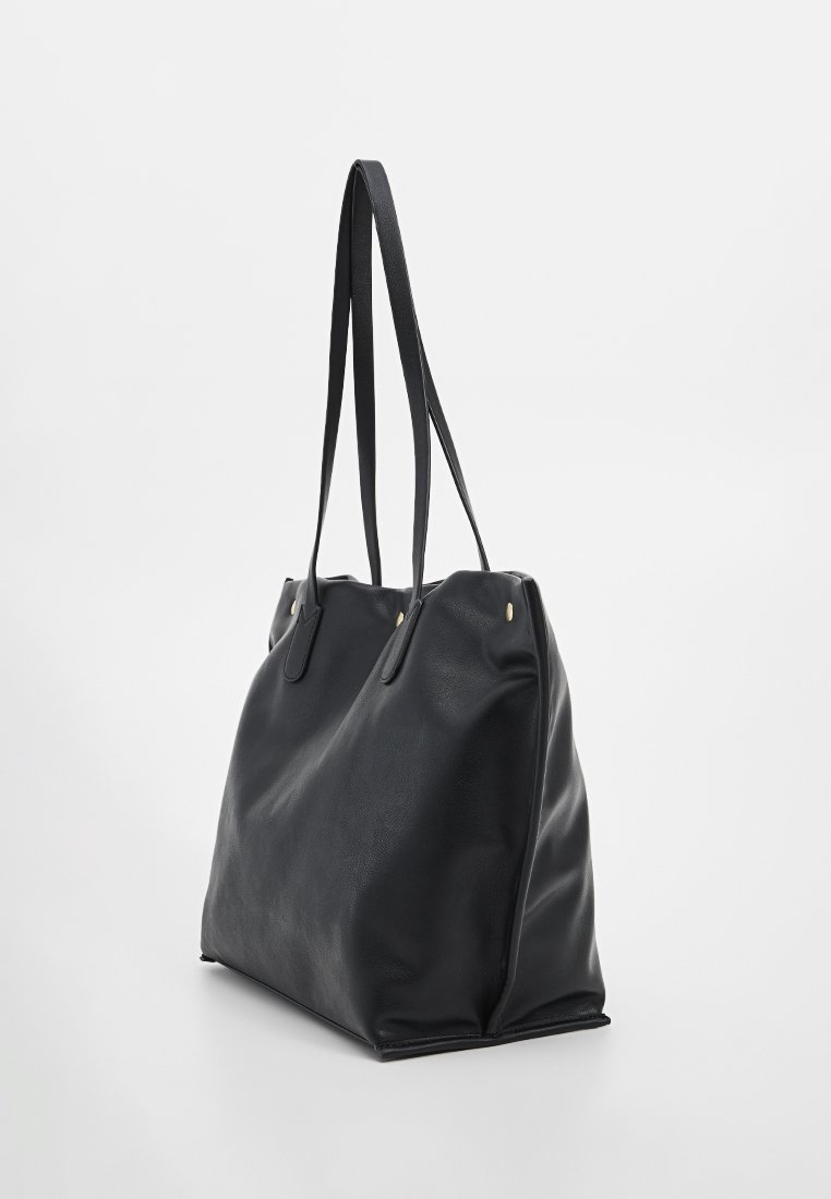 Schwarze Leder-Tote mit zwei langen Griffen, glatter Textur und minimalistischer Gestaltung. Verziert mit goldfarbenen Hardware-Elementen.