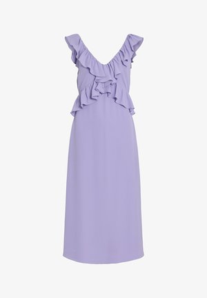 Lilac kleita ar viļņotu V-veida kaklu un slāņainiem viļņojumiem pie krūšu daļas, izgatavota no gludas auduma, ceļgalu garuma dizains.